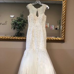 DaVinci wedding dress. Size 8. Brand new.